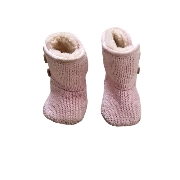 Uggs baby/toddler pink knit booties w/ faux buttons & velcro closure. 0/1 (0-6m) - Picture 2 of 10